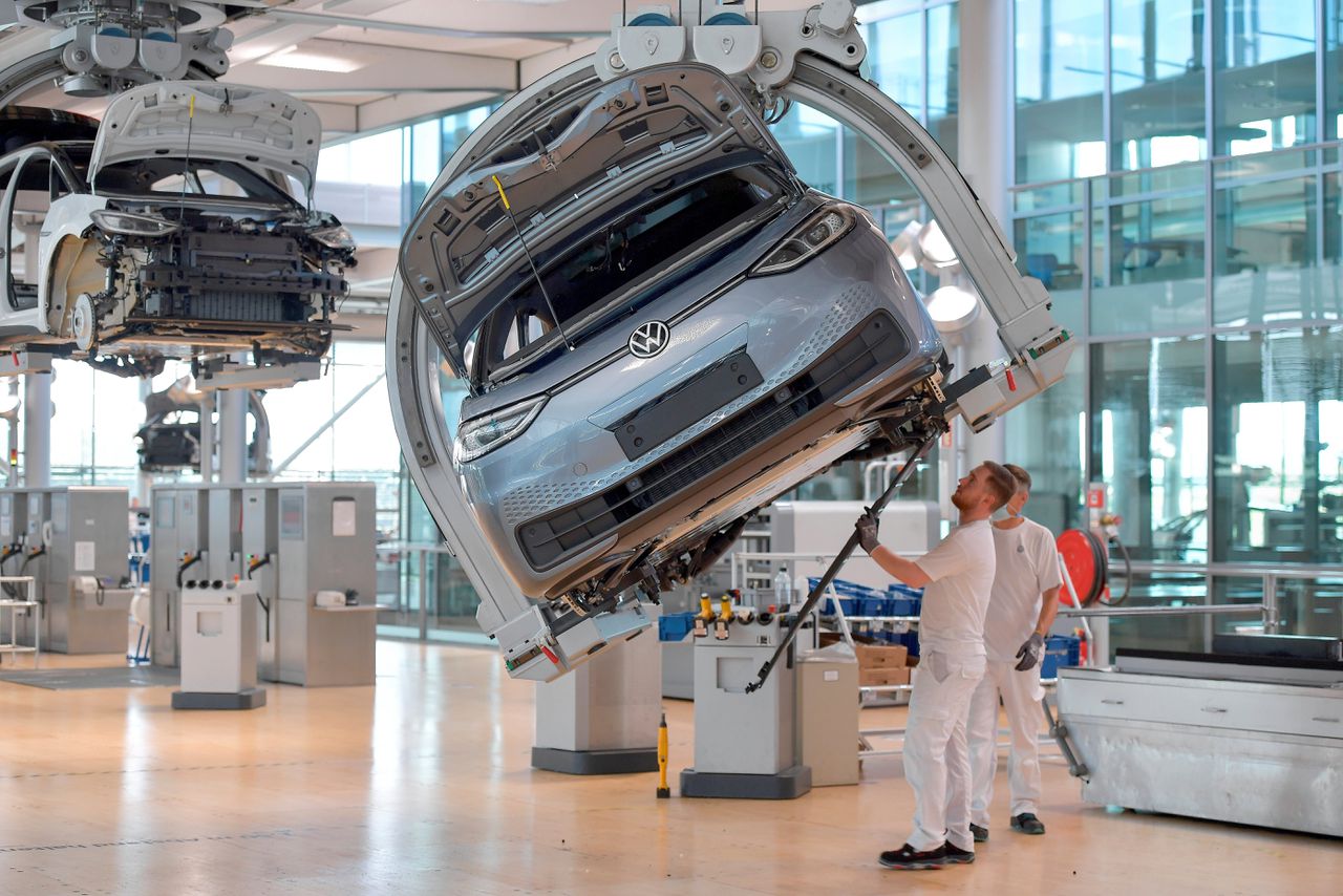 Technici aan het werk bij de autofabrikant Volkswagen in Dresden, Duitsland.