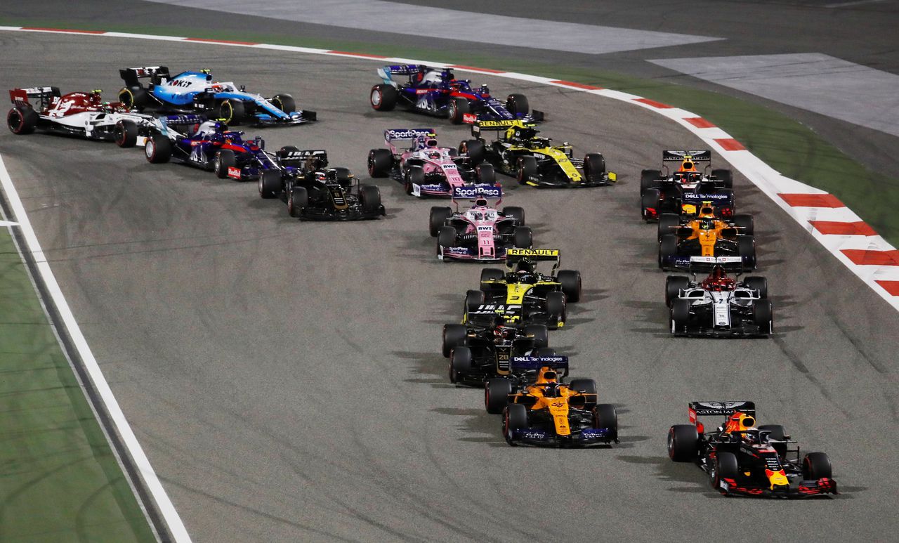 Hamilton wint in Bahrein, Verstappen vierde 