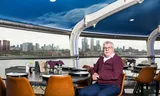 Hennie van der Most in het restaurant van zijn mobiele UFO-toren. „Dit is toch prachtig.”