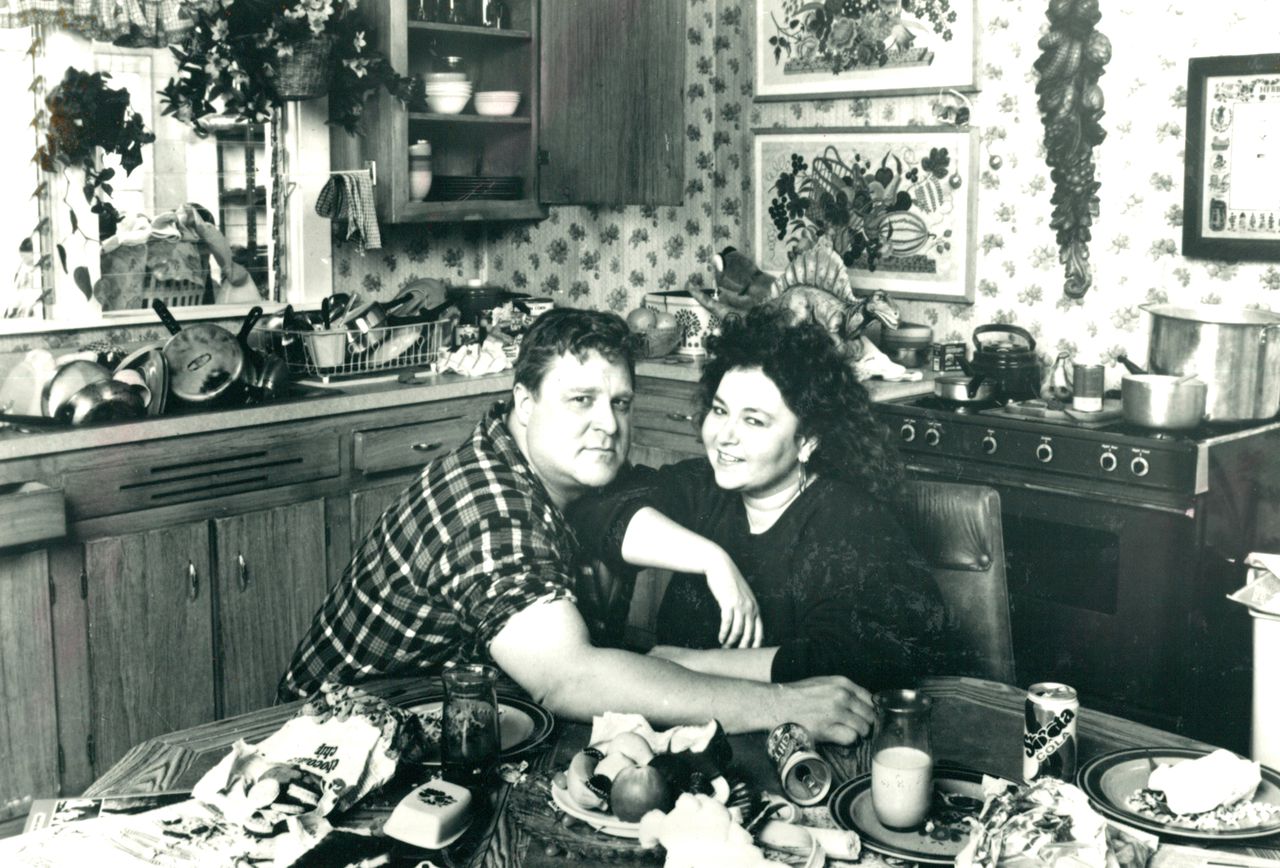 De acteurs John Goodman en Roseanne Barr in de tv-soap Roseanne in de vorige serie die eindigde in 1997, na negen seizoenen.