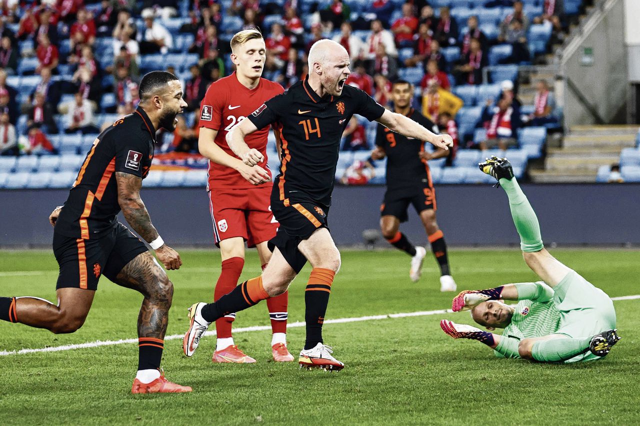Memphis Depay (links) ziet dat Davy Klaassen (midden) de gelijkmaker heeft gescoord voor Nederland tegen Noorwegen (1-1).