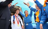 2008: KLM-cabinepersoneel eert wielrenner Marianne Vos bij haar aankomst op Schiphol. Vos won goud op de Olympische Spelen in Beijing.