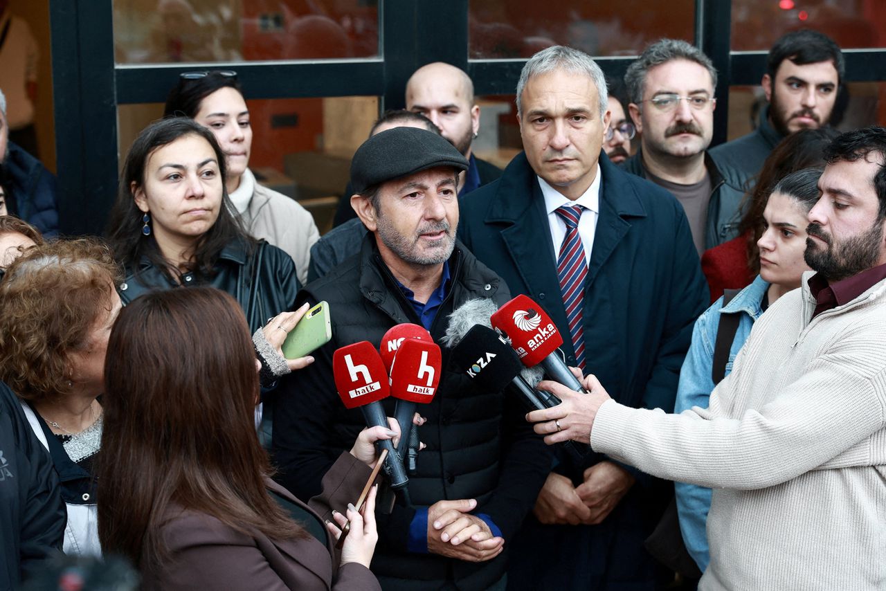Turkse politie valt binnen bij oppositiezender Halk TV; felle kritiek