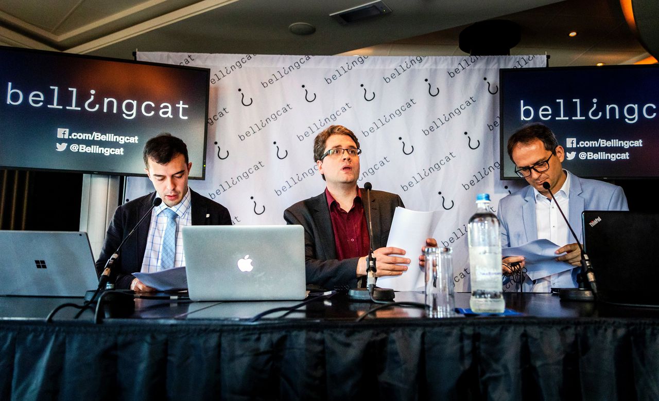 Bellingcat-onderzoeker Eliot Higgins (midden) op een persconferentie over MH17.