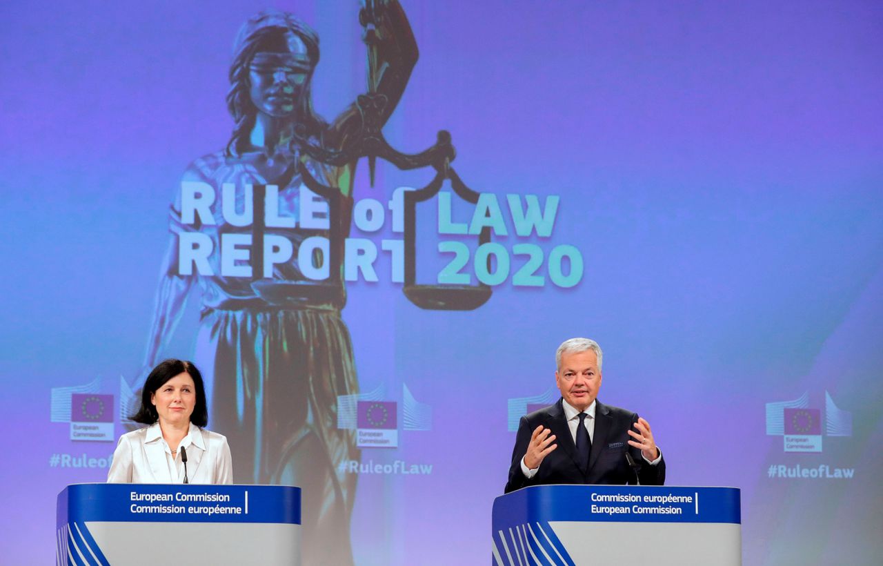 Eurocommissarissen Vera Jourova (Transparantie en Waarden) en Didier Reynders (Justitie) tijdens een persconferentie over het Rule of law-rapport, waarin de staat van de rechtsstaat in de EU en in elke lidstaat wordt geschetst.