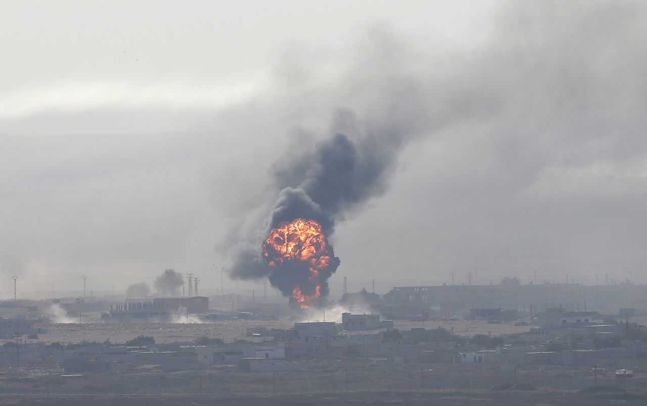 Een explosie als gevolg van Turkse beschietingen zaterdag in het in Noord-Syrië gelegen Ras al-Ain.