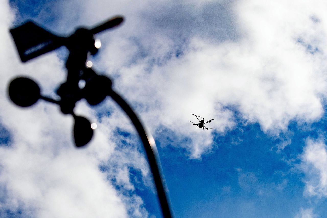 Een demonstratie van de autonoom vliegende drone van Falcker Innovations en Percepto op het terrein van de Maasvlakte, eerder deze maand.