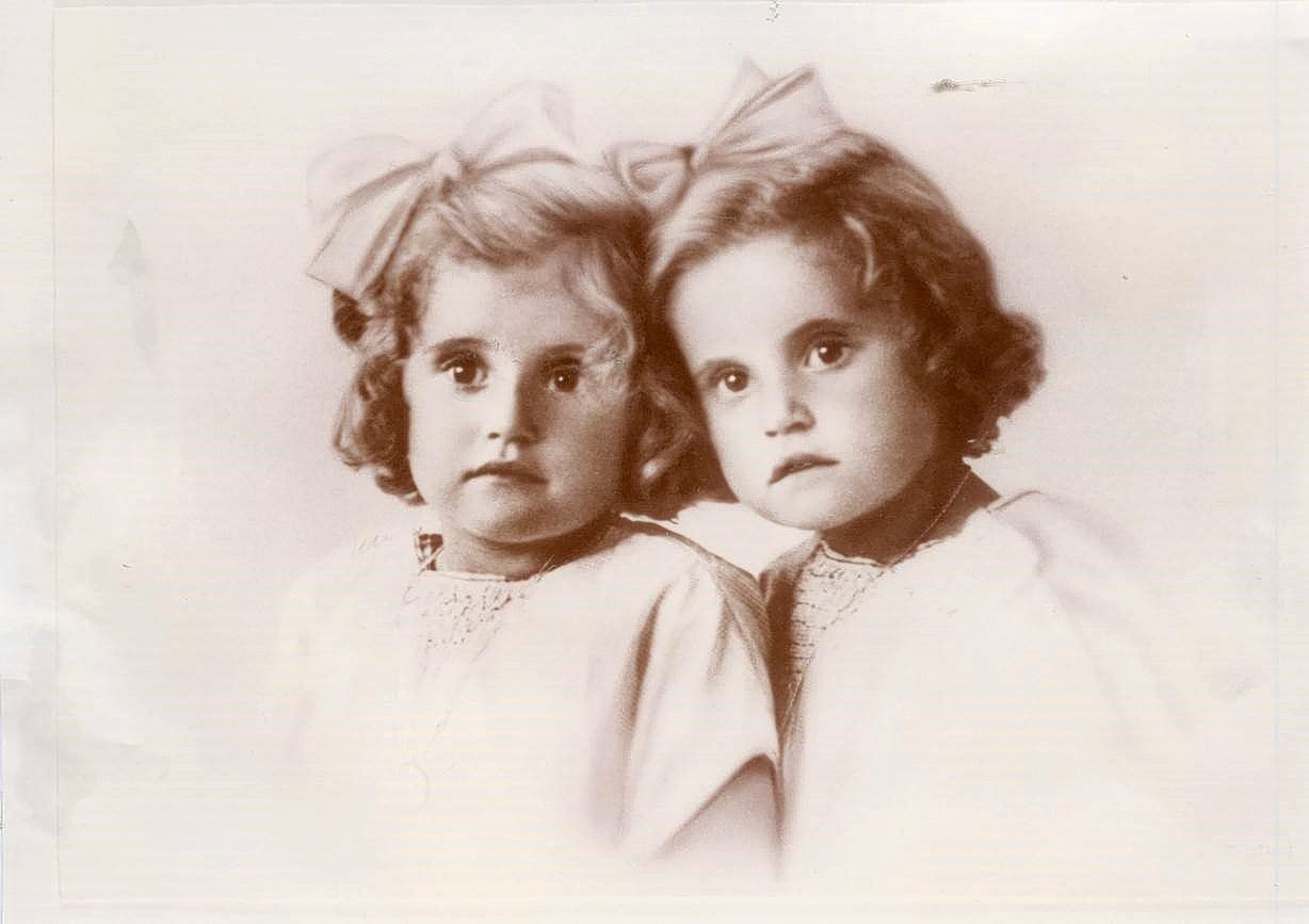 Corrie van Eijk-Osterholt in 1927 met haar tweelingzus Mies.