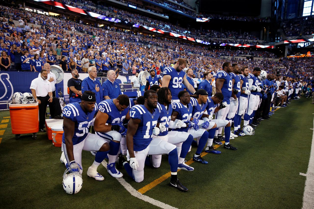 Spelers van het Indianapolis Colts-team knielen massaal in september 2017.