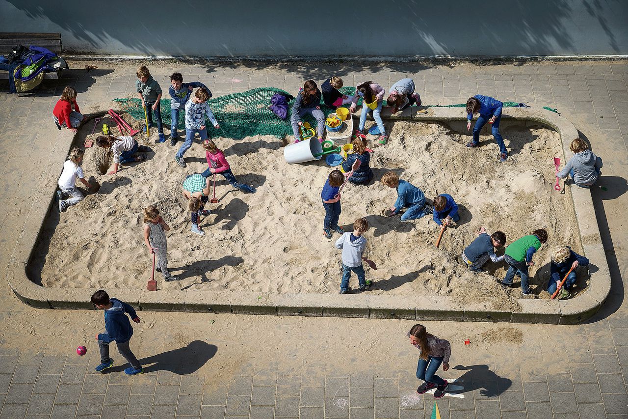 Kinderen in de zandbak van de Amsterdamse Openluchtschool. De school behoort tot de 25 procent zeer populaire basisscholen in Amsterdam.