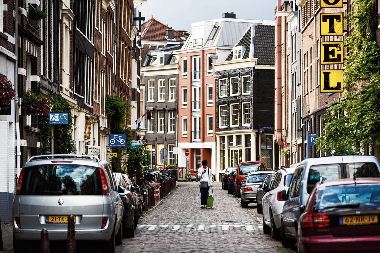 Hotels in Amsterdam puilen uit en worden steeds duurder. Helpt een hotelstop tegen de drukte? „Het aanbod van overnachtingen door Airbnb, bed and breakfasts en cruiseschepen is vele malen groter.”
