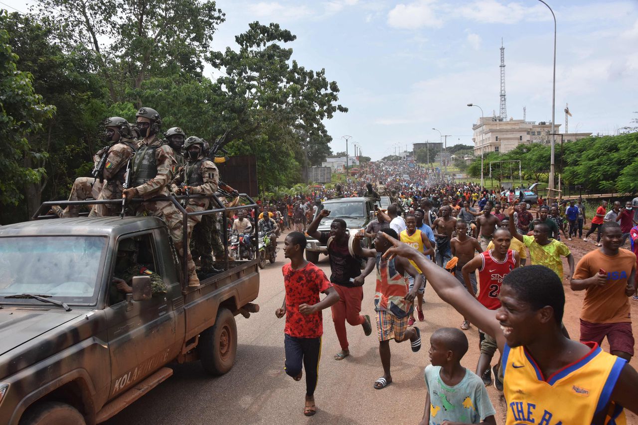 Militaire coup Guinee: president zit vast, grondwet is geschrapt 