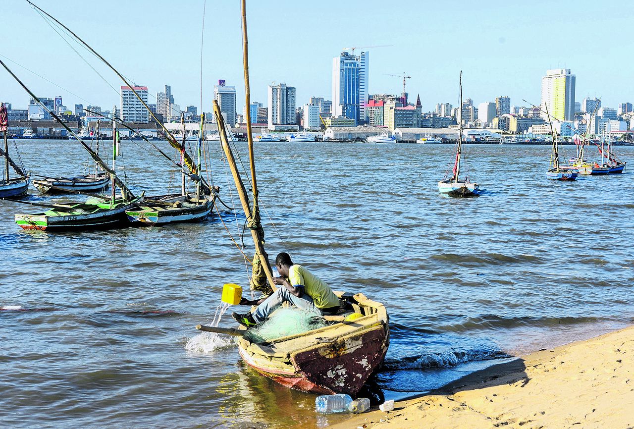 Speedboten op de kade van Maputo werden zogenaamd besteld om vissers te beschermen tegen piraterij. Samen met een vloot tonijnboten zijn ze spil in een fraudezaak die het land financieel doet wankelen.