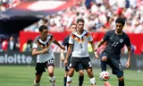 Oud-PSV’er Malik Tillman (rechts) in het shirt van de VS, tijdens de met 2-1 verloren oefenwedstrijd tegen Duitsland, afgelopen zaterdag. 