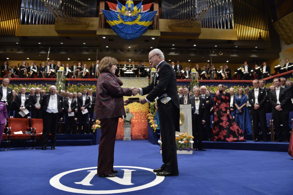 De winnaar van 2015, de Wit-Russische Svetlana Alexievich, ontvangt haar prijs tijdens de uitreiking in Stockholm.