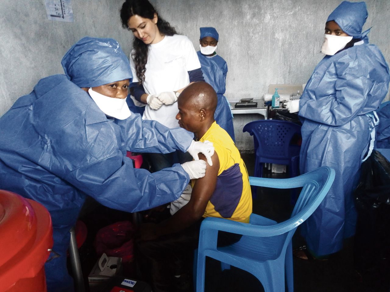 Muliirwa Mulire krijgt zijn eerste injectie met het nieuwe ebolavaccin van Johnson & Johnson in Goma (Congo) op 14 november. Foto MSF/AFP