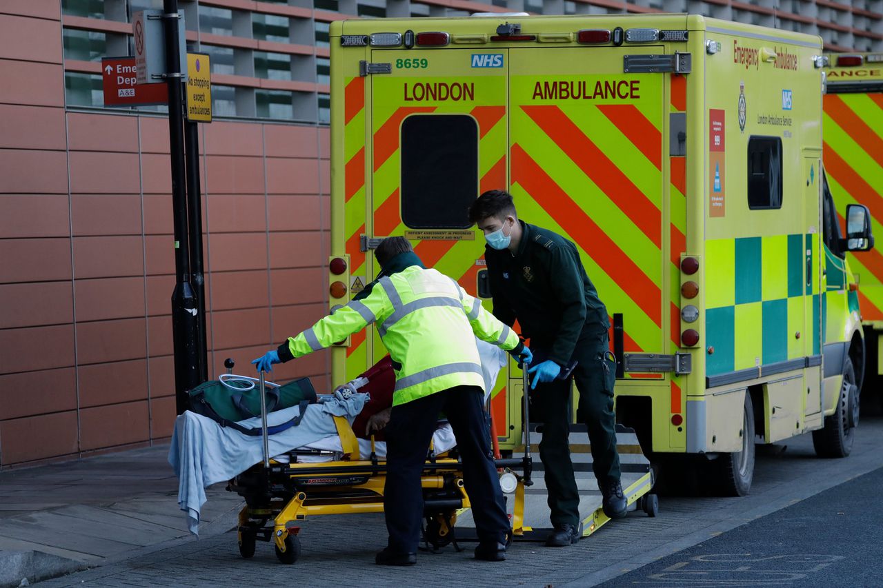 Een patiënt wordt naar het Royal London Hospital gebracht.