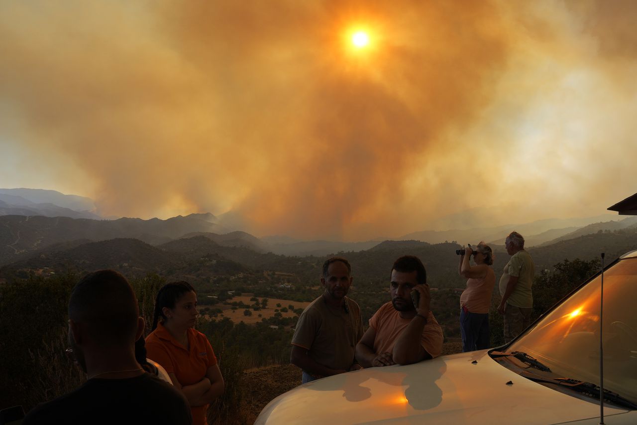Inwoners van het district Larnaca kijken naar de vuurzee die delen van Cyprus teistert.