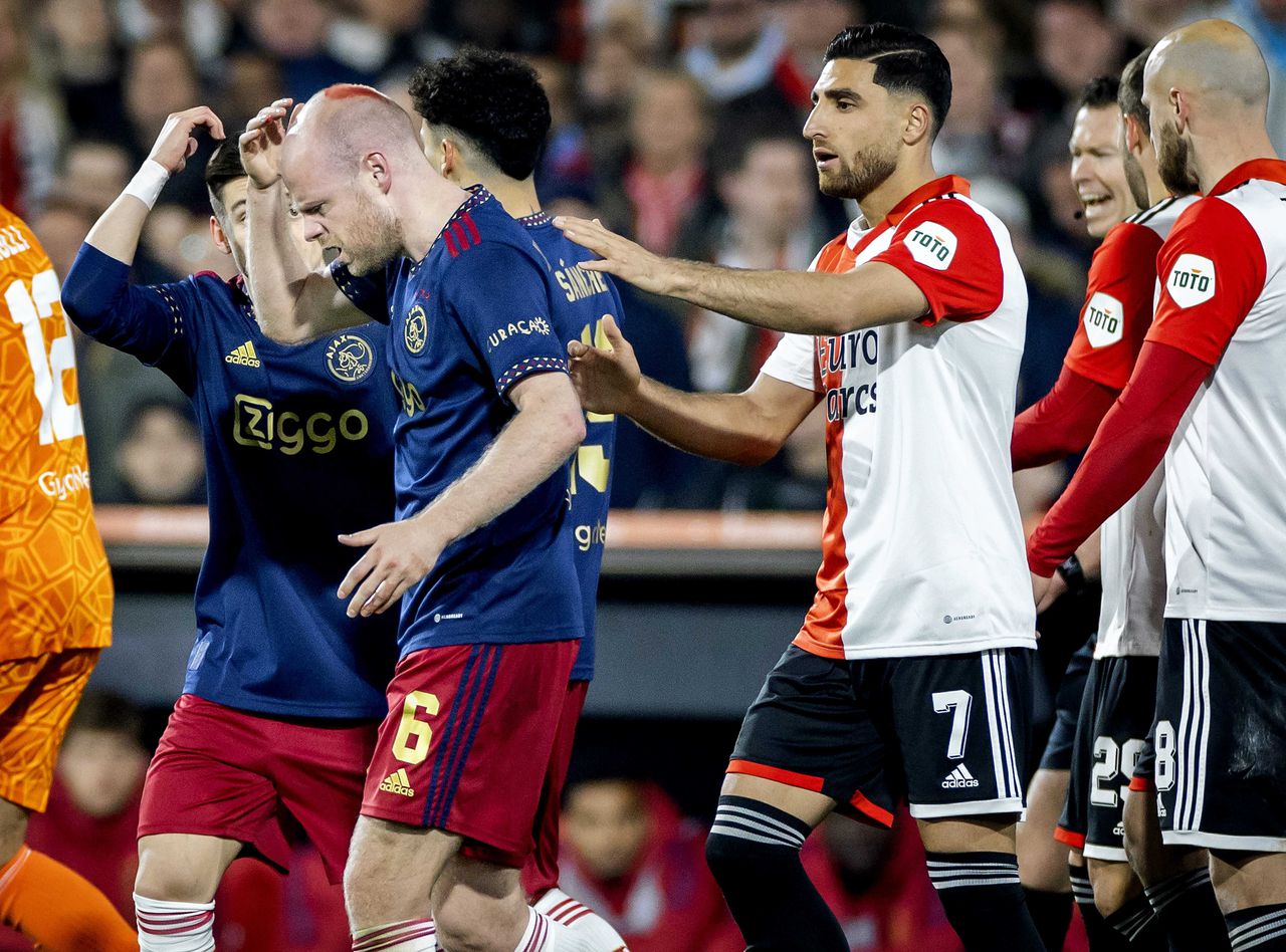 KNVB scherpt richtlijnen aan: wedstrijd definitief gestaakt als speler wordt geraakt door voorwerp 