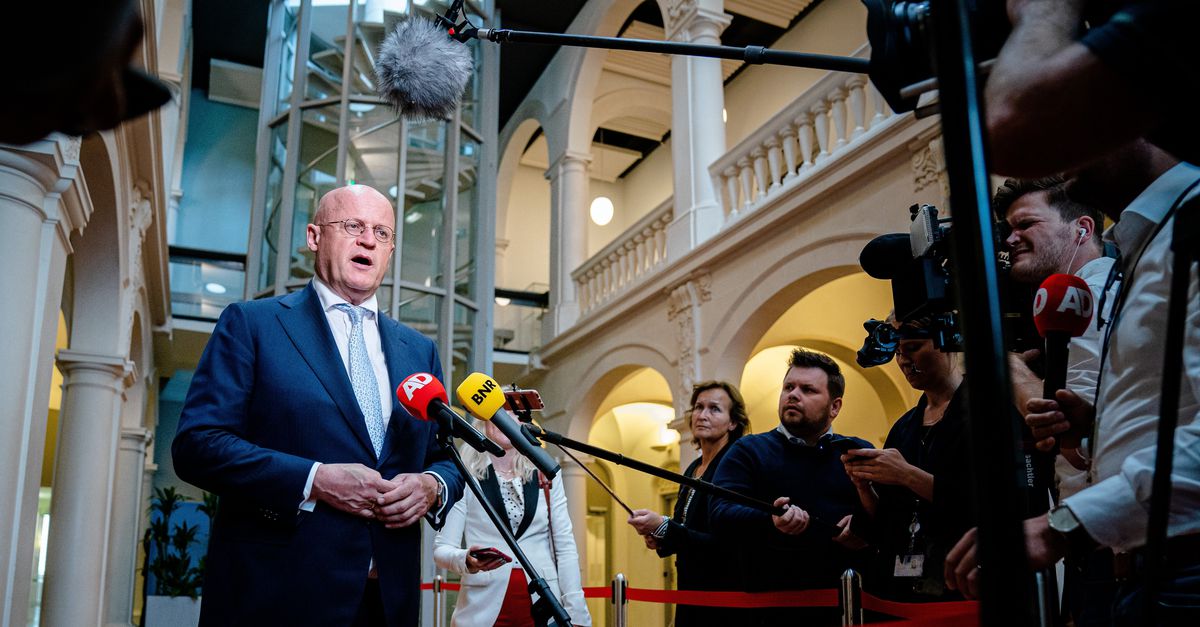 Commissie verhoort ‘handhavingsminister’ Ferd Grapperhaus, die zelf in opspraak kwam over het niet naleven van coronamaatregelen en Jaap van Dissel, die voor de tweede keer langskomt