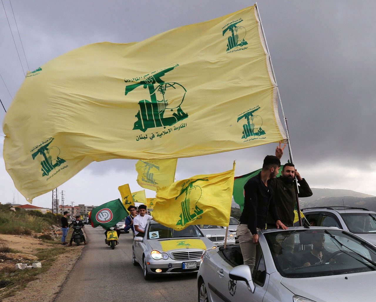 Een aanhanger van Hezbollah in het Libanese Marjayoun.
