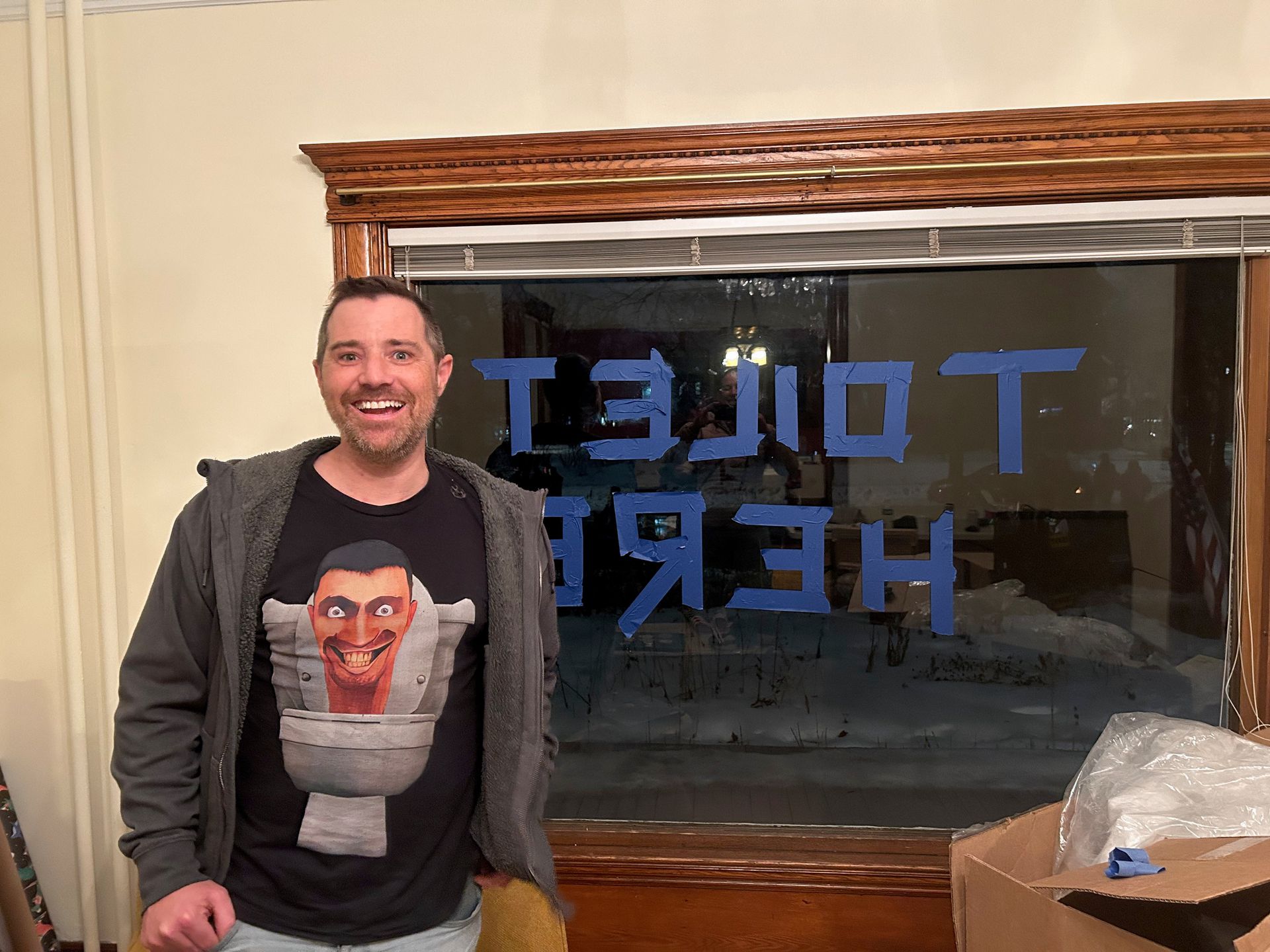 Evan Friis ofrece su casa, entre otras cosas, para ir al baño. 