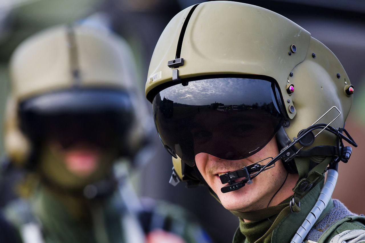 Militairen boos over beperkte aanschaf legerhelmen 