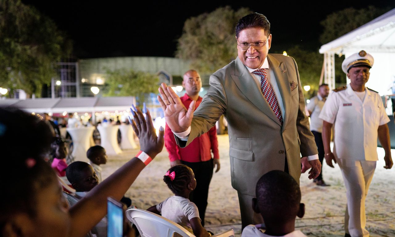 Image for Vol idealen keerde Chan Santokhi terug naar Suriname, maar als president toonde hij eigenzinnige trekken