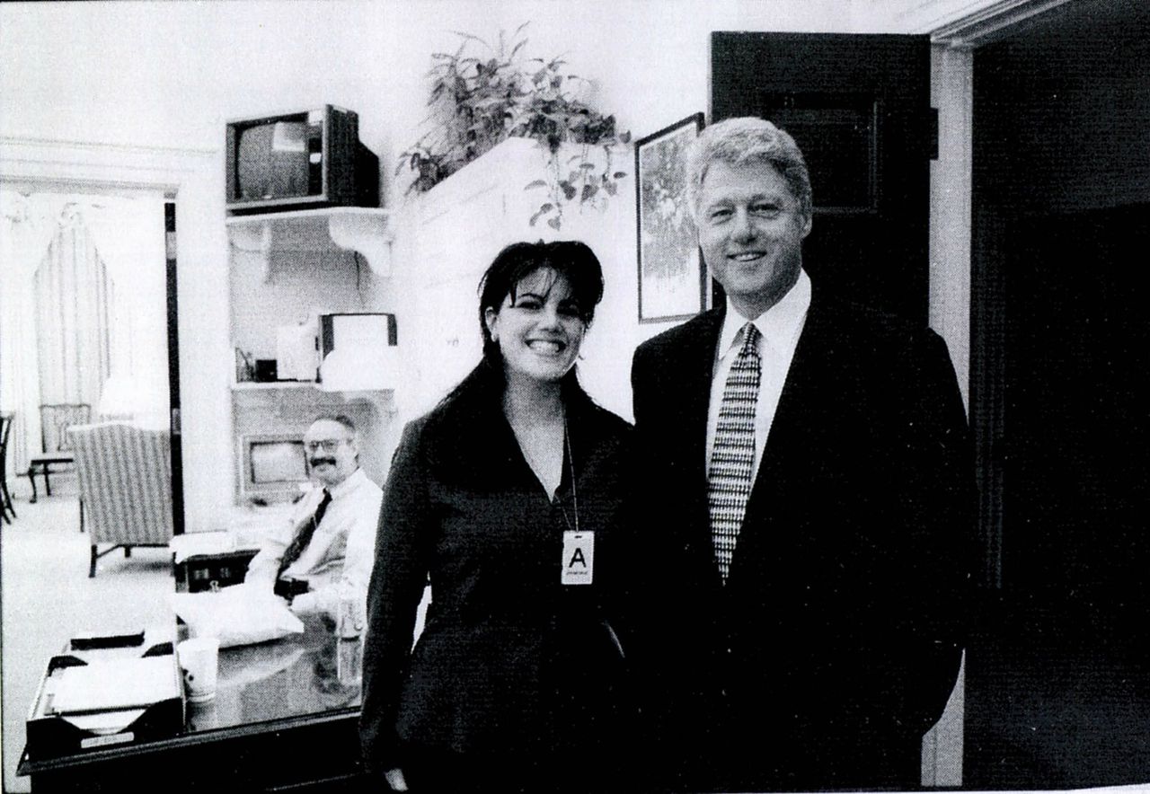 Monica Lewinsky, destijds stagiair in het Witte Huis, met president Bill Clinton.