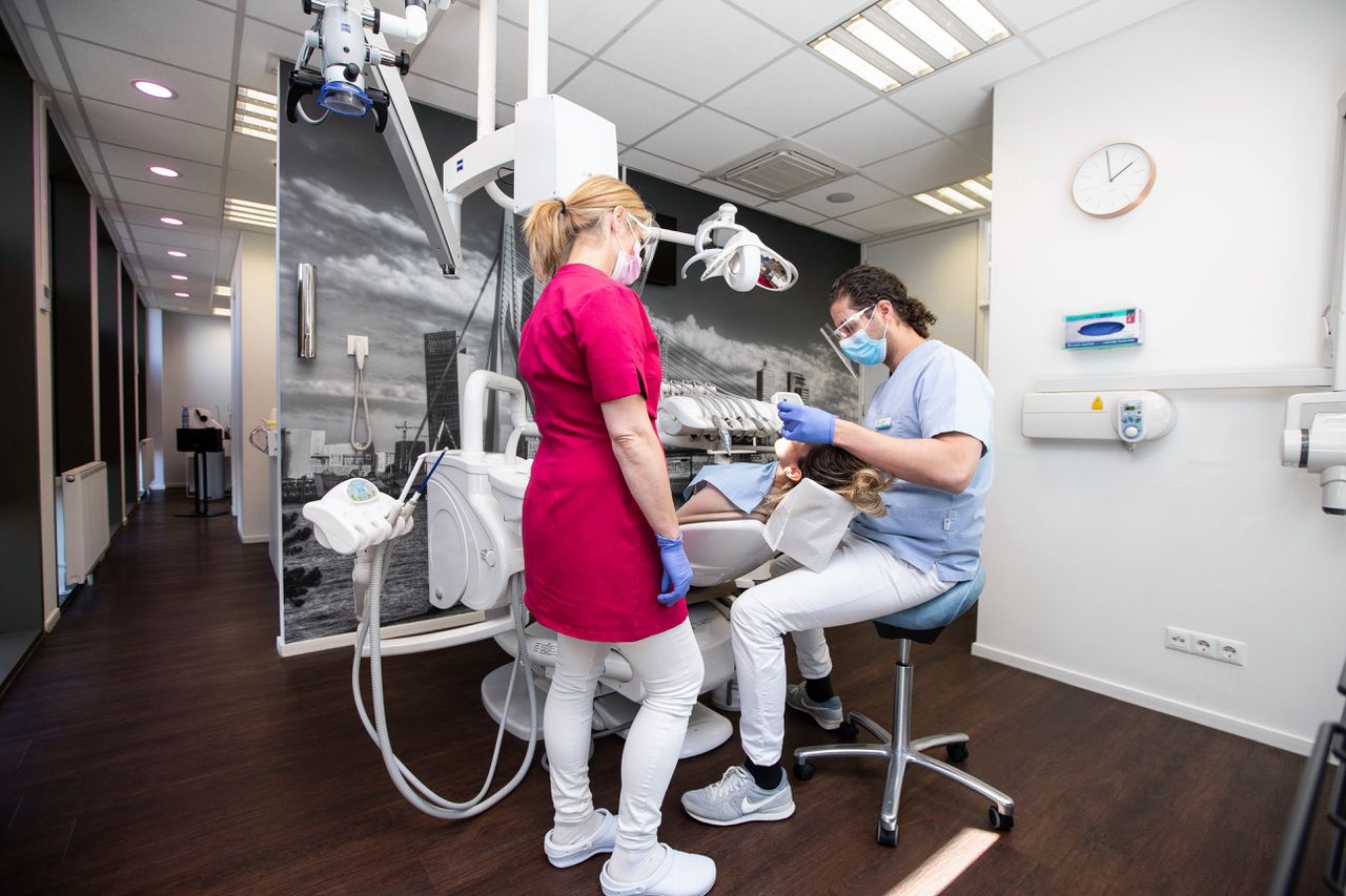 In een tandartspraktijk in Rotterdam dragen medewerkers spatbrillen.