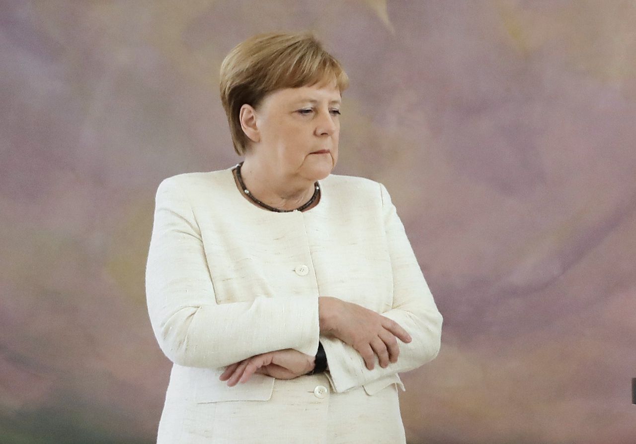Merkel krijgt tijdens persconferentie opnieuw bibberaanval ...