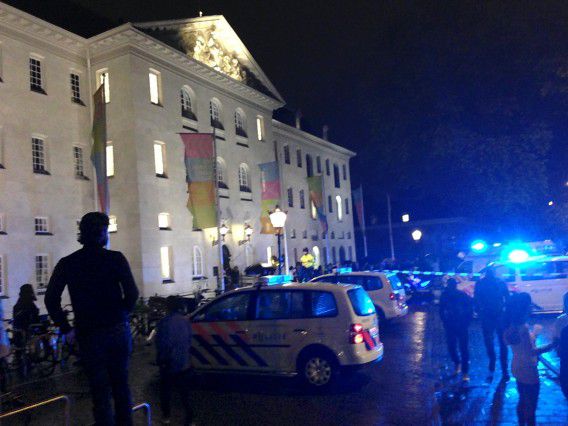 De politie heeft het Scheepvaartmuseum afgezet na een schietpartij op een dance-event waarbij een 26-jarige Amsterdammer om het leven is gekomen.