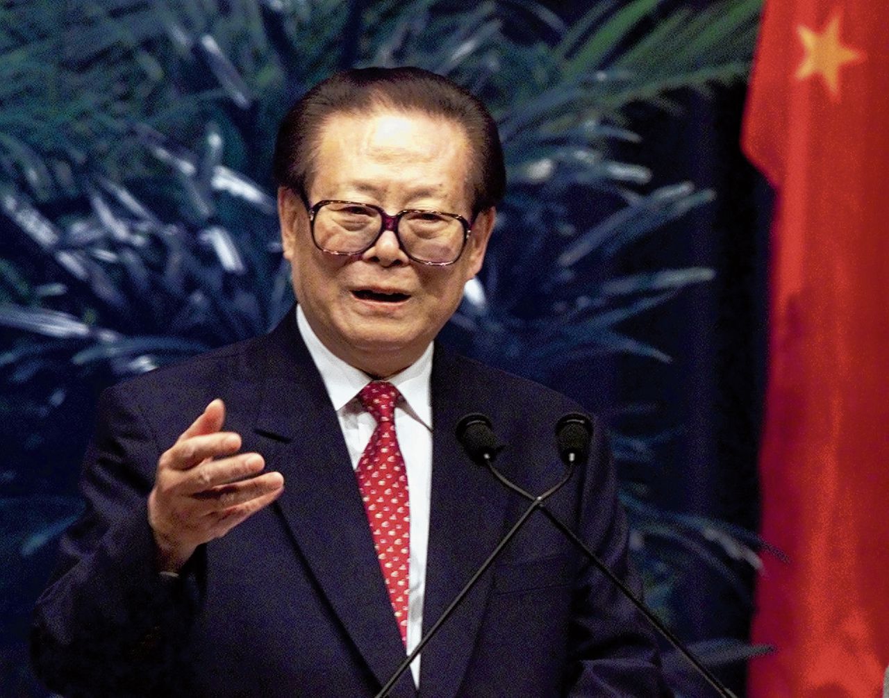 Jiang Zemin spreekt bij de George Bush Presidential Library in Texas in 2002.