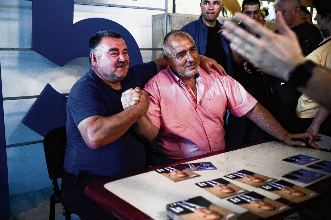 Oud-premier Bojko Borisov (r) poseert met een aanhanger tijdens een campagnebijeenkomst op 5 juli in Kardzjali, een stad in het zuiden van Bulgarije.