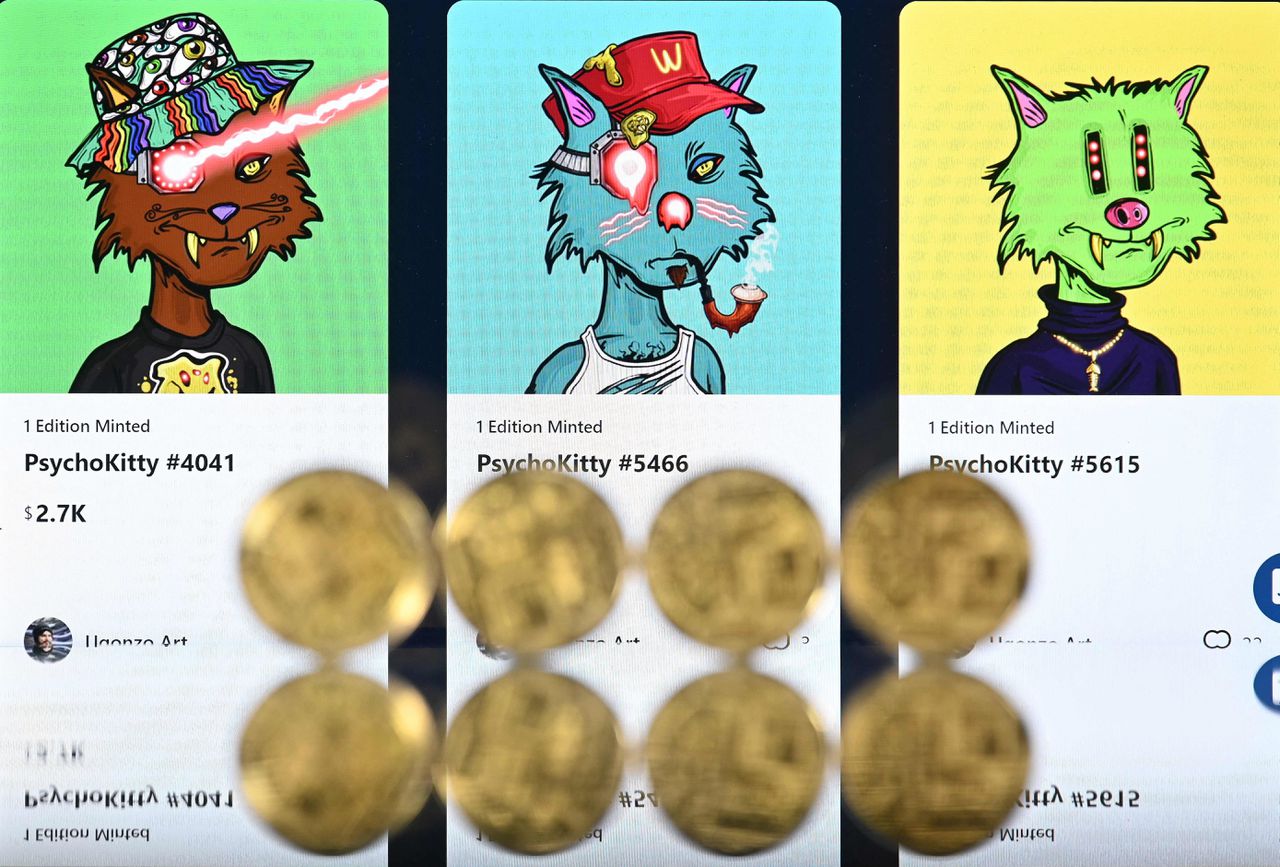 Gouden souvenirmunten van cryptogeld met op de achtergrond het NFT-project PsychoKitty van de psychedelische kunstenaar Ugonzo.
