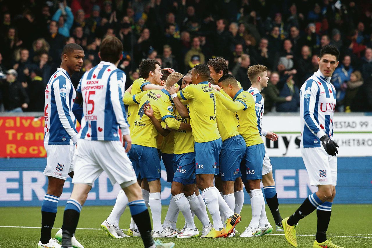 SC Cambuur komt binnen acht minuten tweemaal op voorsprong tegen rivaal SC Heerenveen en wint de derby met 2-1.