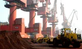 Grond die zeldzame aardmetalen bevat wordt verplaatst in een haven bij de Chinese stad Lianyungang.