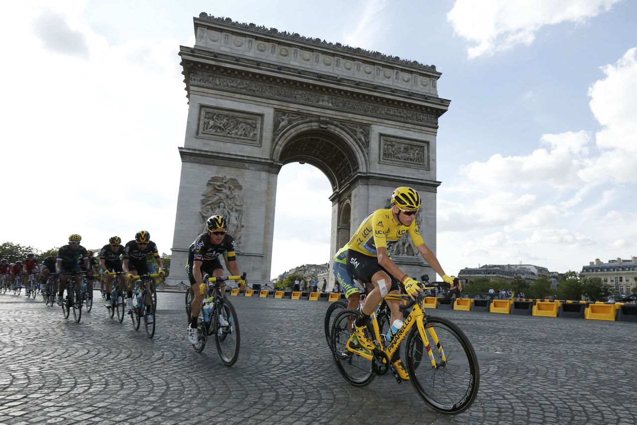 Chris Froome passeert de Arc de Triomphe in de slotetappe van de Tour de France.
