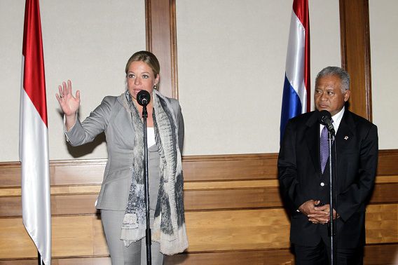 Minister Hennis-Plasschaert met haar Indonesische collega Purnomo Yusgiantoro.