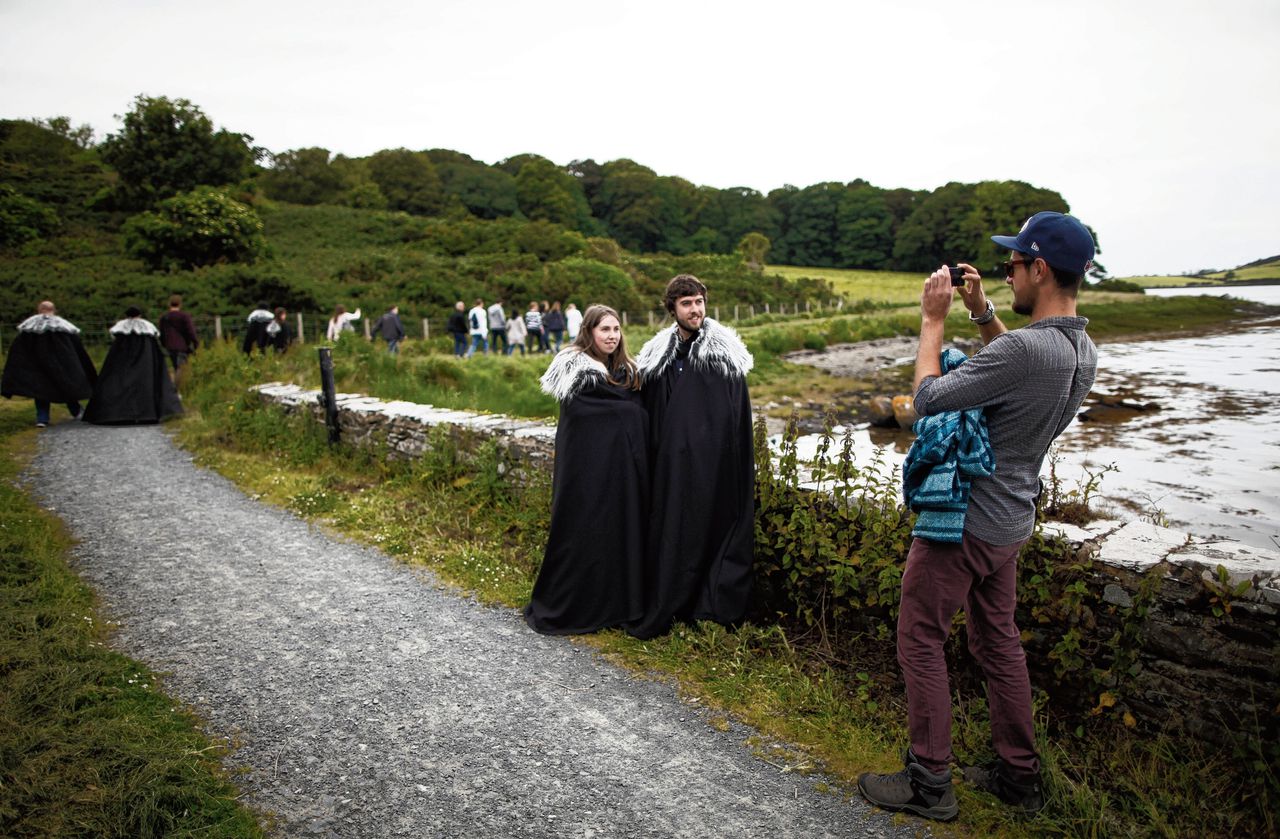 Game of Thrones-fans op weg naar Audley’s Castle in Noord-Ierland, een van de opnamelocaties van de serie.