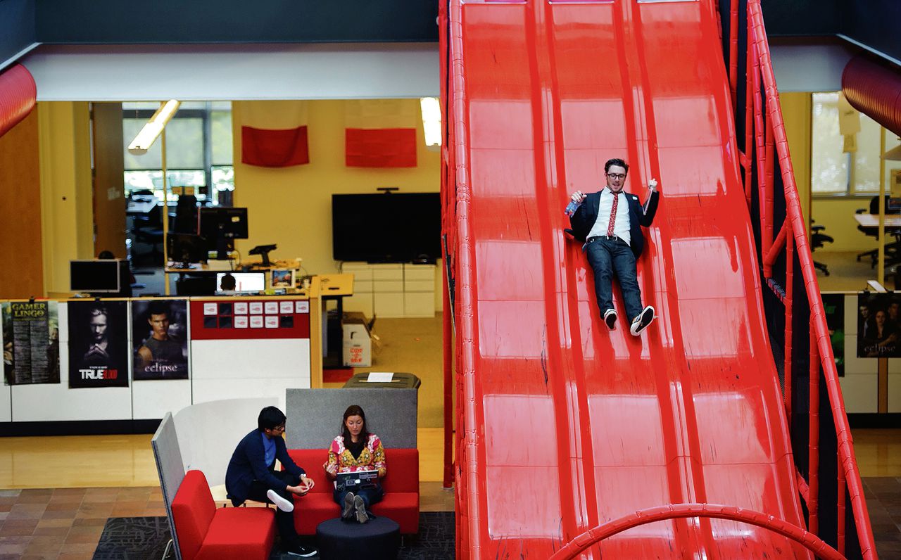 De glijbaan in het hoofdkantoor van Google, waar werknemers één dag per week mogen besteden aan een zelfgekozen project.