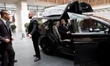 Teslatopman Elon Musk verlaat in een Tesla een hotel in Beijing, 2023. 