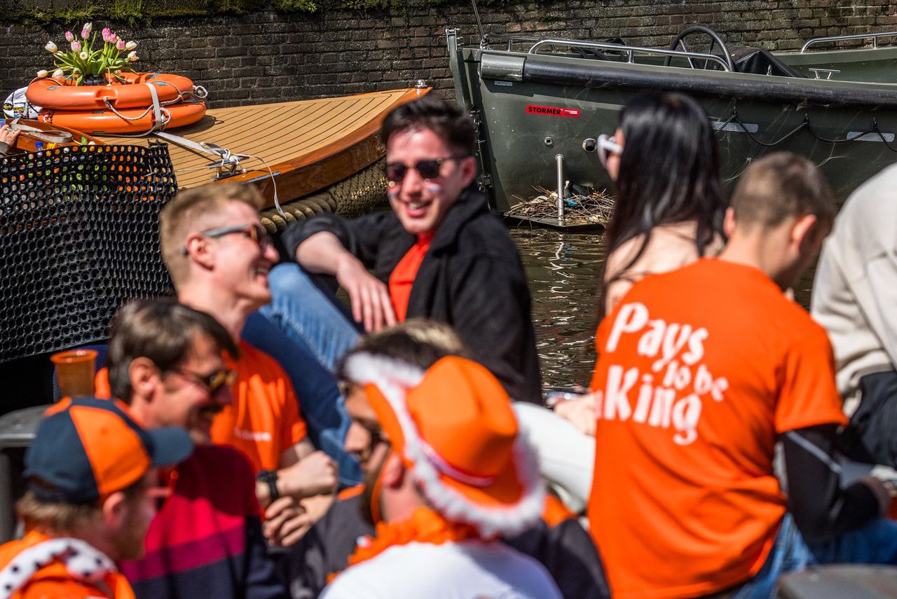 Meerkoeten in Amsterdam: dobberend in een oranje polonaise 