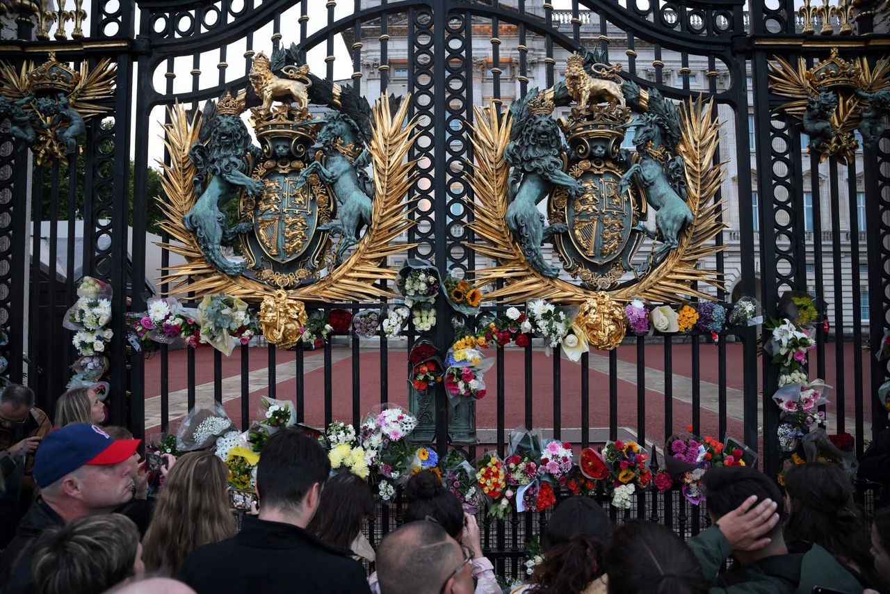 Premier hoorde om 17.30 van overlijden Queen, menigte bij Buckingham Palace 