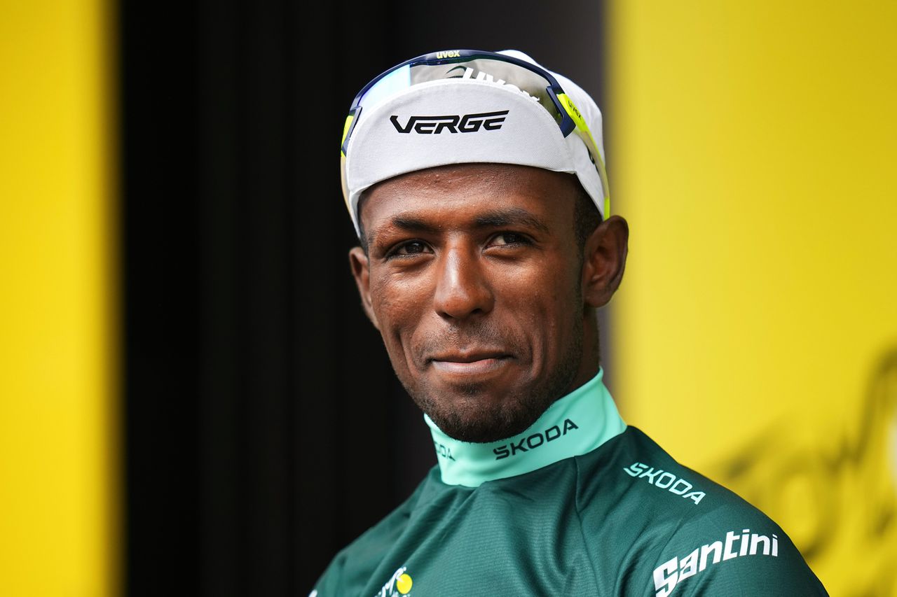 Biniam Girmay laat in zijn groene trui Afrika juichen. ‘Ze dachten altijd: de Tour de France is voor witte renners’ 