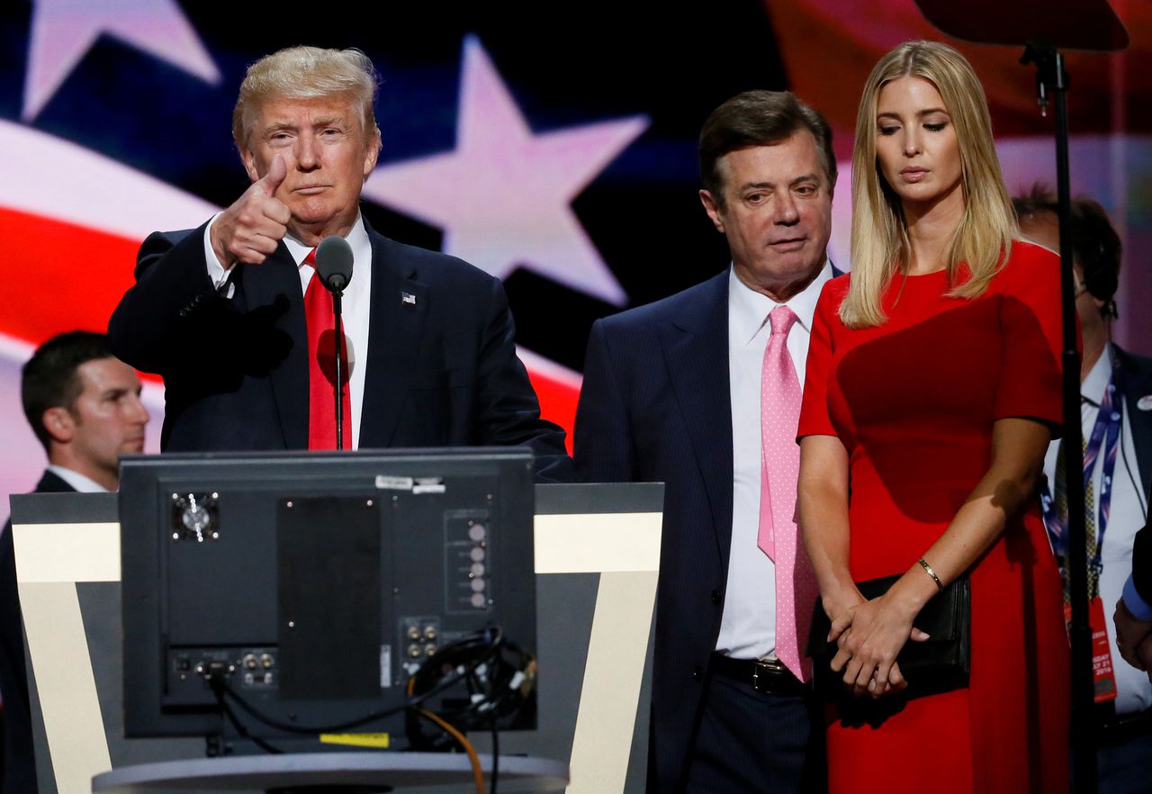 Links: de Republikeinse presidentskandidaat Donald Trump, rechts van hem: campagneleider Paul Manafort en dochter Ivanka Trump.