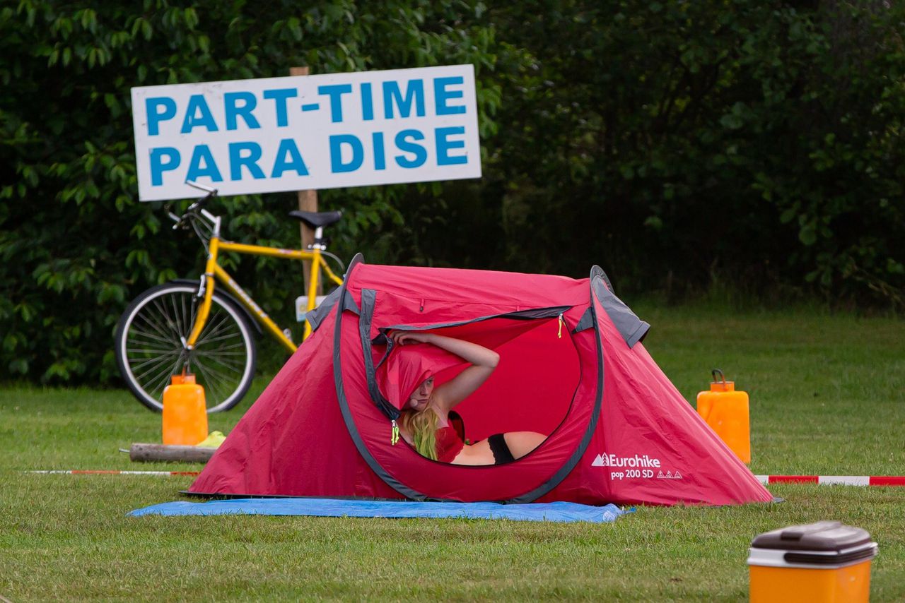 De voorstelling Part-Time Paradise op Oerol, die zich afspeelt op camping De Kooi in Midsland, tussen echte campinggasten.