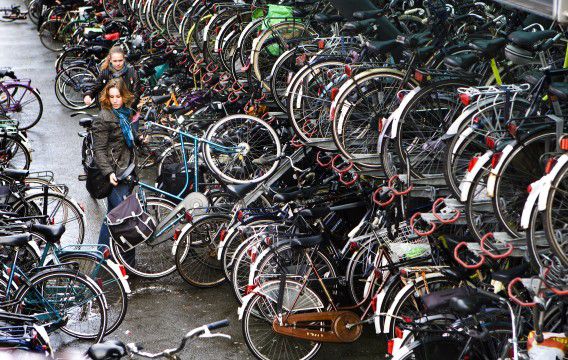 Onbewaakte fietsenstalling bij het station in Leiden. De NS vindt dat de grote aantallen fietsen bij stations ontsierend zijn en overweegt daarom de bewaakte fietsenstalling gratis te maken.