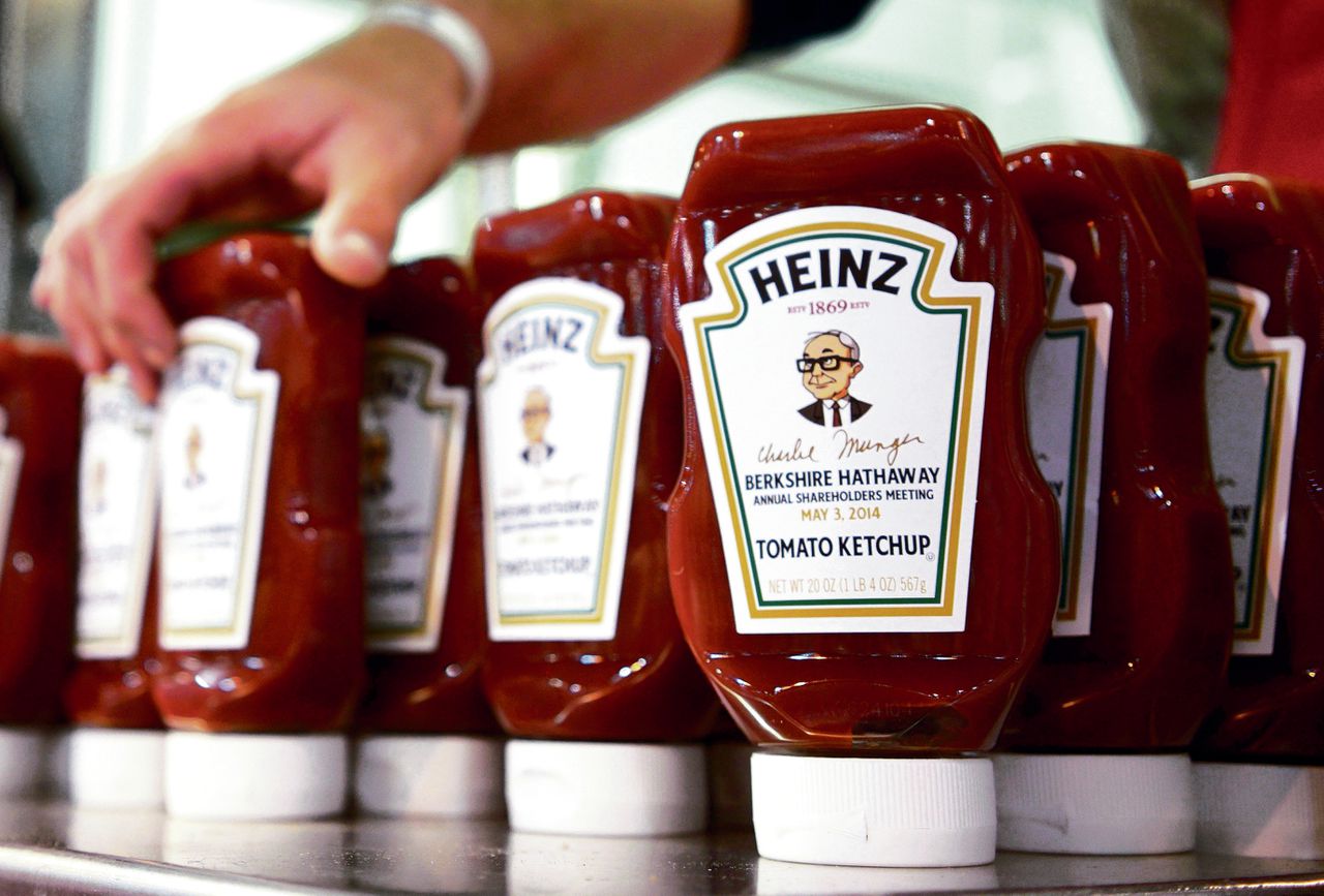 Aandeelhouders van Heinz-eigenaar Berkshire Hathaway kregen vorig jaar een fles Heinz ketchup met een portret van topman Warren Buffett erop.