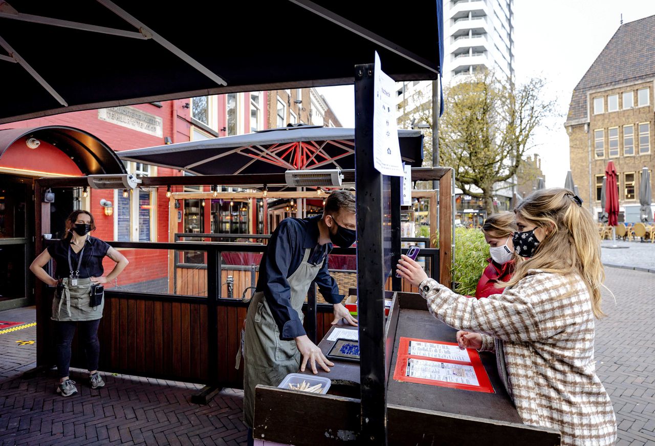 Bezoekers krijgen een gezondheidscheck voor café De Beurs in Utrecht. Woensdag 14 april begon Utrecht met een tweedaagse proef, waarin wordt onderzocht hoe bezoeken aan café’s coronaveilig georganiseerd kunnen worden.